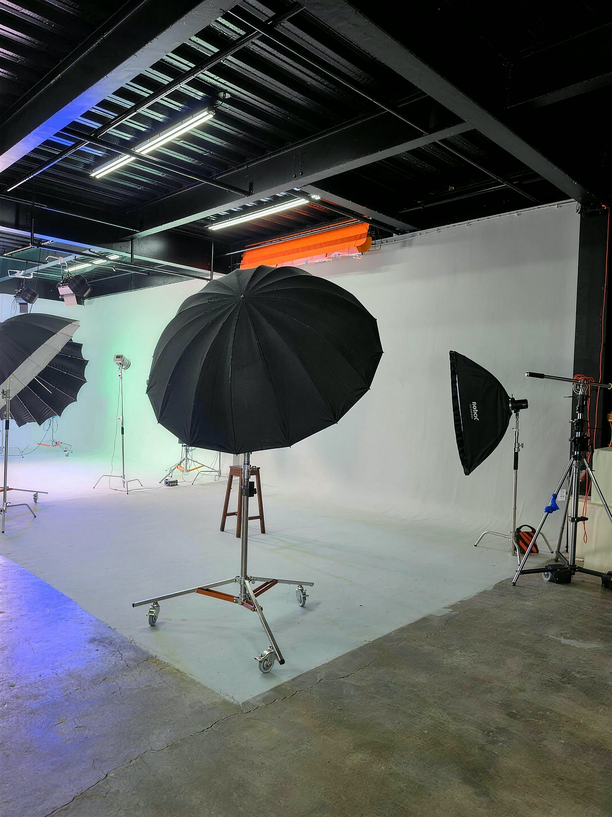 Shooting bay with cyclorama and softboxes
