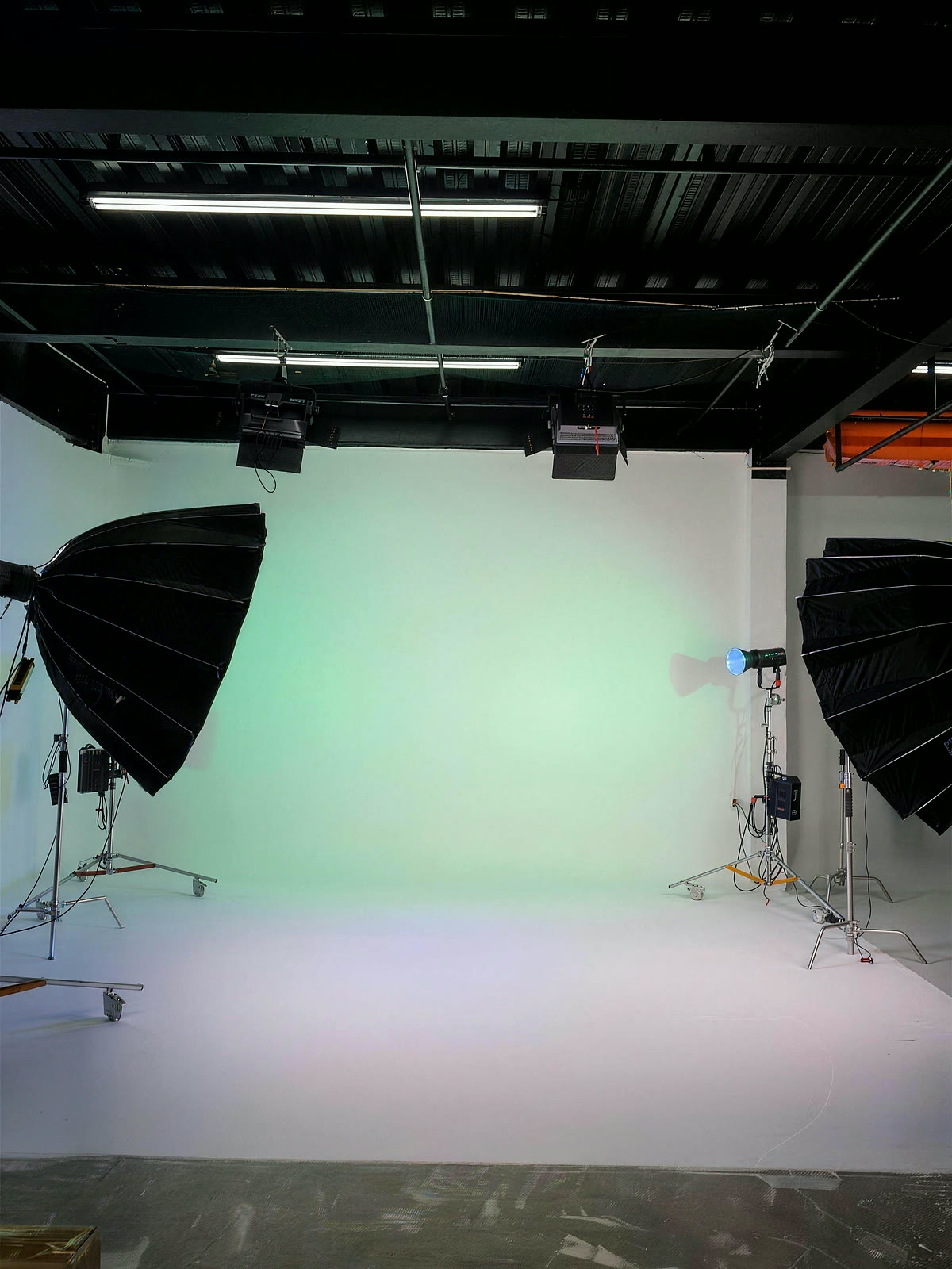 Softbox lighting bay